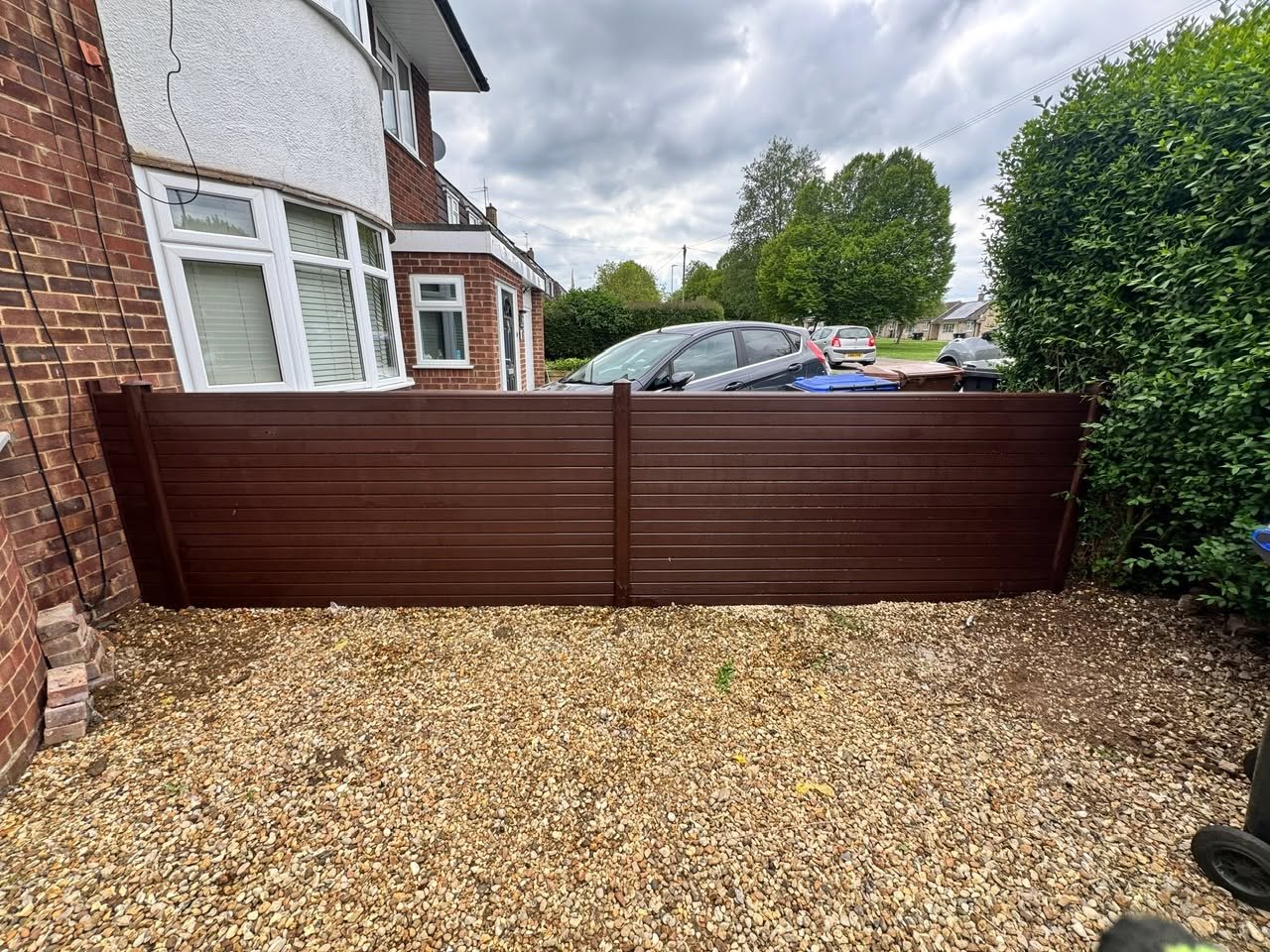 Dark composite gate at side entrance